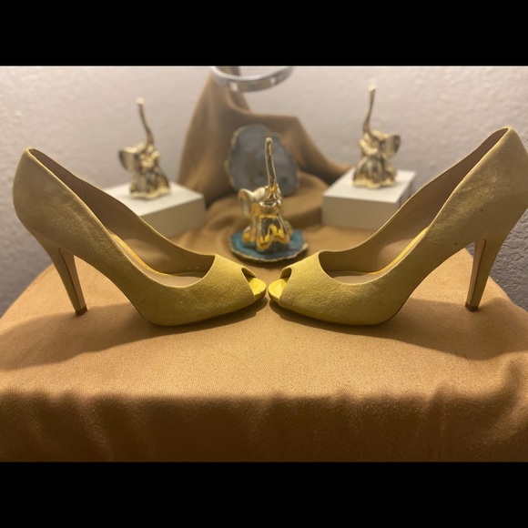 Beautiful Genuine Leather Yellow Pumps - Picture 2 of 7